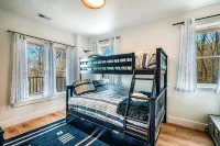XL Modern Mtn Retreat! Mtn Views GameRm, 6 Rooms, Firepit, Close to Dwtn Hot Tub - Gym