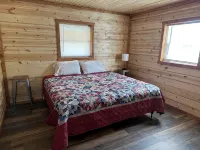 White cabin in the woods close to Univ. of Central Missouri and Whiteman AF Base - Chalets