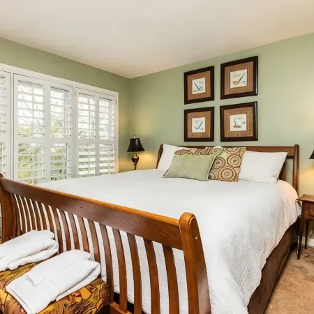 Enjoy all 4 seasons at this spacious, pet friendly home! Great views, sleeps 10