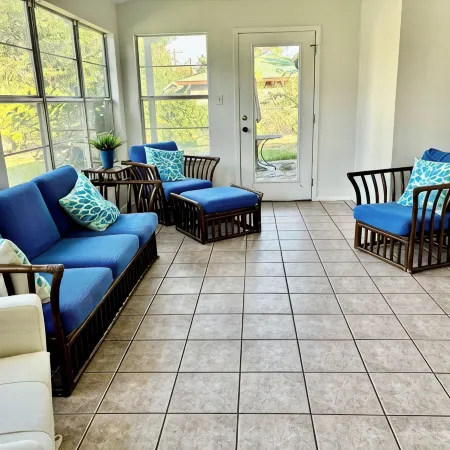 Charming 4-bedroom house with WiFi and “stock tank” pool in beautiful Georgetown