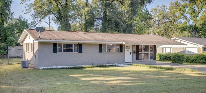 Close to Ulm & Meta, Pet Friendly, Fiber Internet, Carport! Hotels in Monroe
