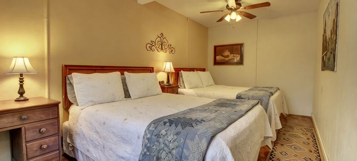 Posada Haus, Rustic Wundercove Cottages -Access to Shared Pool and River Hotels in Guadalupe County