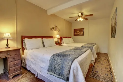 Posada Haus, Rustic Wundercove Cottages -Access to Shared Pool and River - Wi-Fi