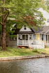 Lakefront; view of ski mountain, firepit, dock, kayaks, paddle board - Wifi