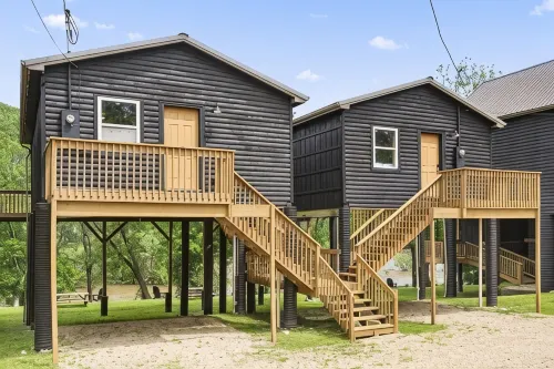 Riverfront Cabin Retreat - Cabin #2 of 5 - Sleeps 4 - de charme