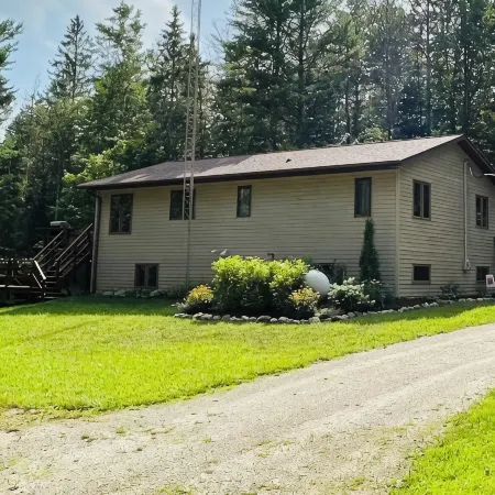 Whispering Pines By The Bay, quiet seclusion near water and town
