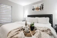 West Omaha Getaway, blocks from Village Pointe Plaza - Homestays
