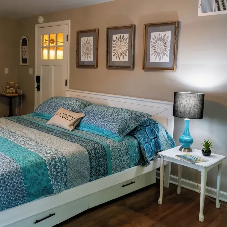 Downtown Lancaster Studio Apartment! “Modern Meets Vintage