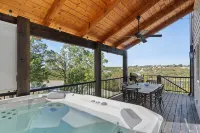 Majestic · Lux Lake View Retreat Sleeps 12, Theater, Hot Tub - 4 Yıldız