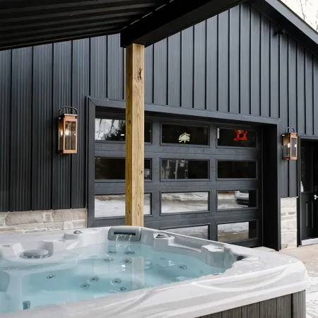Spacious 6-bedroom cabin & sports bar in Amish country. Close to Breitenbach.
