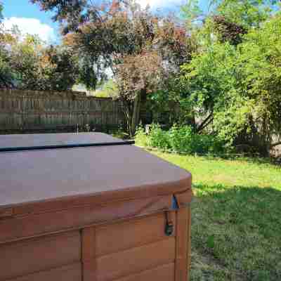 Hot Tub, Near Autzen Stadium, Deck and View Fitness & Recreational Facilities