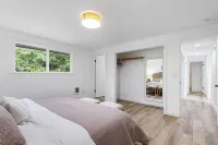 Hot Tub! Sunset Views. Walk to Beach. Pet Friendly. Sleeps 10! - Wifi