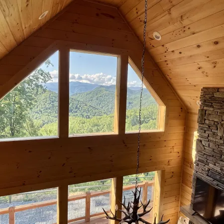 Secluded Luxury Cabin - Mountain Views, Fire Pit, Great Location! Sleeps 8.