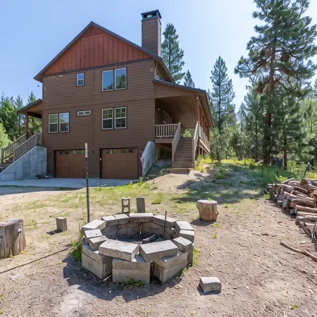 Secluded cabin on 6 acres- wood fireplace- sleeps 11