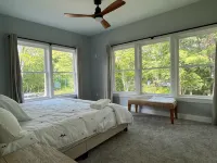 New & Modern, Lakeside Home - Wifi