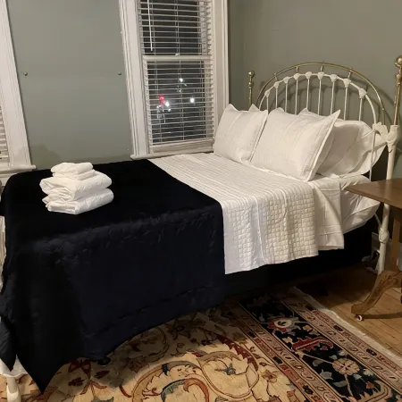 Walk to everything! Five Flags-Hotel Julian-Millwork Sleeps 8!