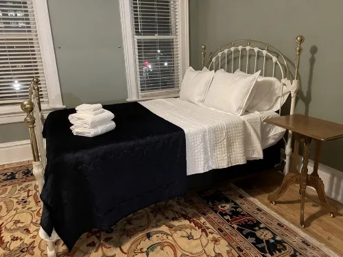 Walk to everything! Five Flags-Hotel Julian-Millwork Sleeps 8! - Bungalows
