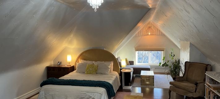 Cosy Boho 3rd Floor Studio in Heart of Covington, 5 Minute Walk to Wedding Venue Hotels in Covington