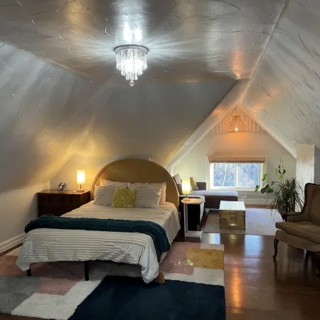 Cosy Boho 3rd Floor Studio in Heart of Covington, 5 Minute Walk to Wedding Venue