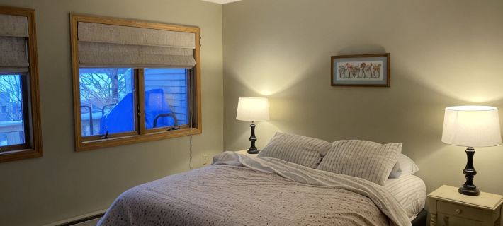 2 bedroom (sleeps 6) cozy condo in the heart of North Conway, NH. Hotels in Conway