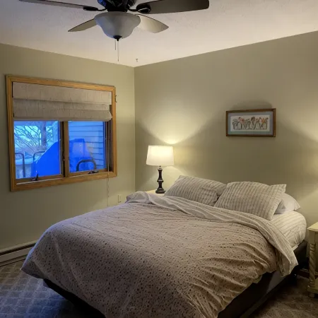 2 bedroom (sleeps 6) cozy condo in the heart of North Conway, NH.