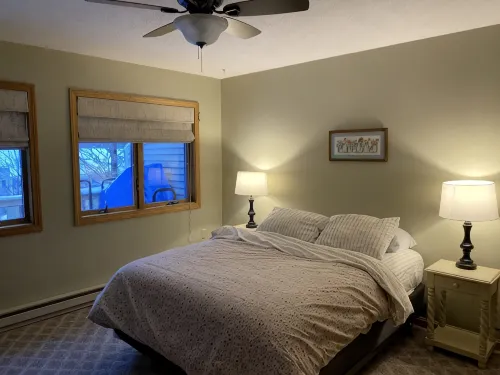 2 bedroom (sleeps 6) cozy condo in the heart of North Conway, NH. - balcony