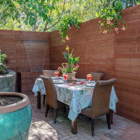 Tropical Hideaway 15 minutes from downtown and beaches!