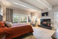 Royal Oak Manor Lrg Private Home and Yard Sleeps 18! - Bungalows