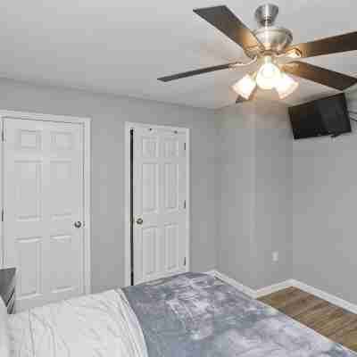 Cozy 3-bedroom Duplex1 with WiFi, AC in peaceful Springfield Rooms