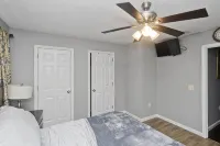 Cozy 3-bedroom Duplex1 with WiFi, AC in peaceful Springfield - บังกะโล