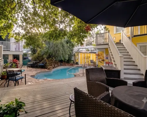 Azalea Inn and Villas Hotels near Calhoun Square