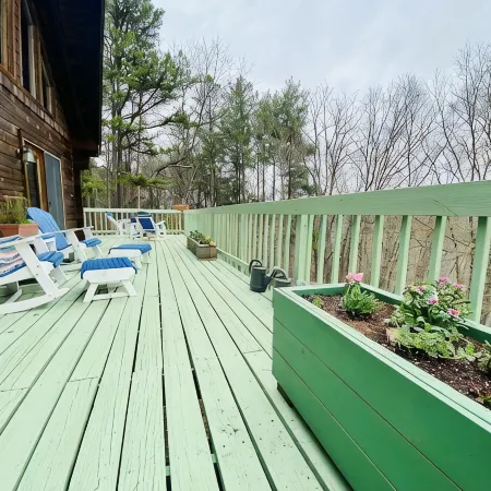 Cozy Creekview Cabin - Berkeley Springs, WV
