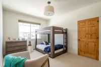 Big Sky Escape - Spacious Home with Hot Tub - Boutique