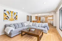 Spacious 3 BR Modern Home in Grosse Pointe Park - อ่างจากุชชี่