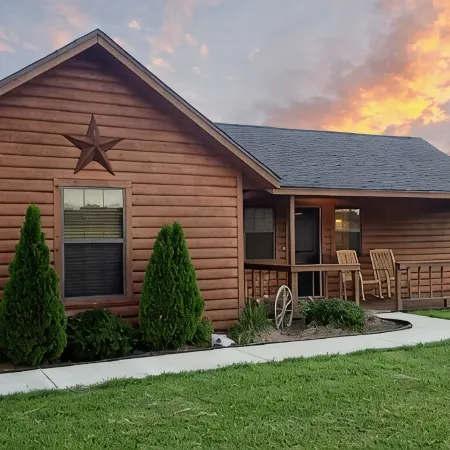 Star Valley cozy log cabin close to the Chickasaw National and Turner Falls Park