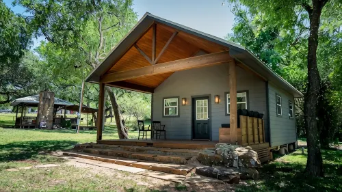 Tiny Home in Canyon Lake 5 mins to Lake & River, Prime Area, Pet Friendly - Apartments