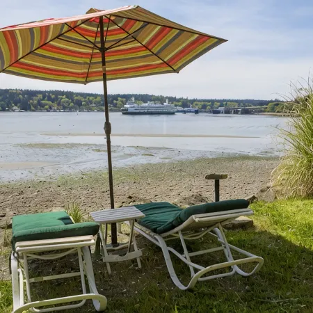 Stunning Beach Suite, great mountain & water views, near downtown Winslow, Cozy.