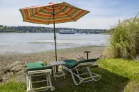 Stunning Beach Suite, great mountain & water views, near downtown Winslow, Cozy. - Wi-Fi