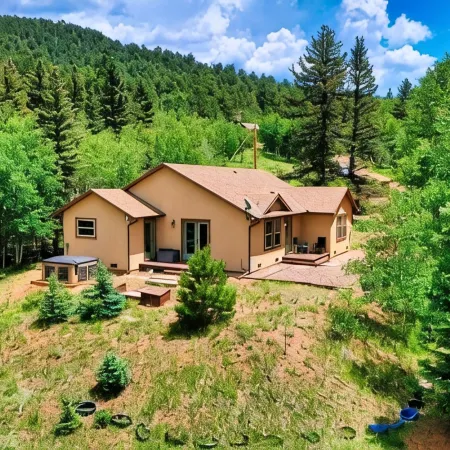 Charming 3-bedroom house with hot tub and WiFi in awesome Cripple Creek