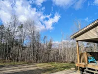 Serene & private getaway 5 min. from EVL. 4 beds, 2.5 baths, sleeps 14, hot tub. - 4-Star