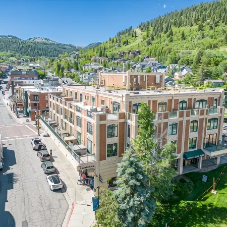 Best Location on Historic Main St, Steps Away from Town Lift!