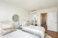 Designer-Furnished Malibu Retreat: 2 Bedrooms, AC & Pool—Walk to Everything - balcón