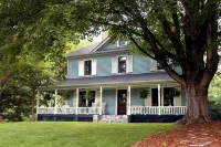 Twin Maples Farmhouse-Walk to Dining, Shops & Pubs - 4-Star