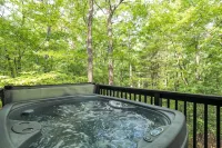 MID-CENTURY MODERN A-FRAME - HOT TUB/FIREPIT IN WOODS - Chalets