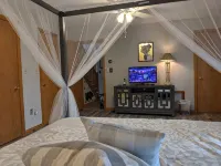 Incredible Riverside Getaway in the White Mountains - Central Location - 4성급