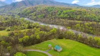 Cozy cabin retreat w/hot tub and fenced yard. Pet-Friendly! - シャレー