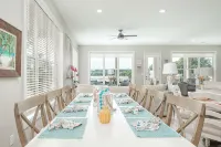 Luxe 8BR Lakefront Home, Private Pool, Hot Tub, Gameroom, Putting Green, Firepit - 5-Star