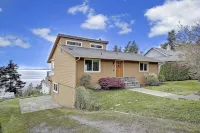 Pristine modern home with sweeping water views - Wifi