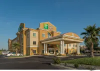 Holiday Inn Express & Suites RED BLUFF-SOUTH REDDING AREA by IHG - Parkplatz