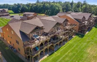 Lakefront Penthouse Retreat: Stunning Views, Bar, Golf & Fun on Castle Rock Lake - Homestays